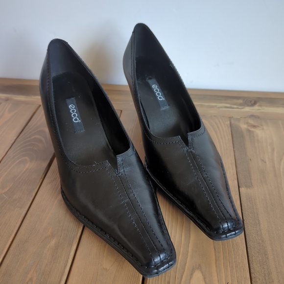 Ecco Black Leather Pointed Toe Low Heels - Picture 2 of 13